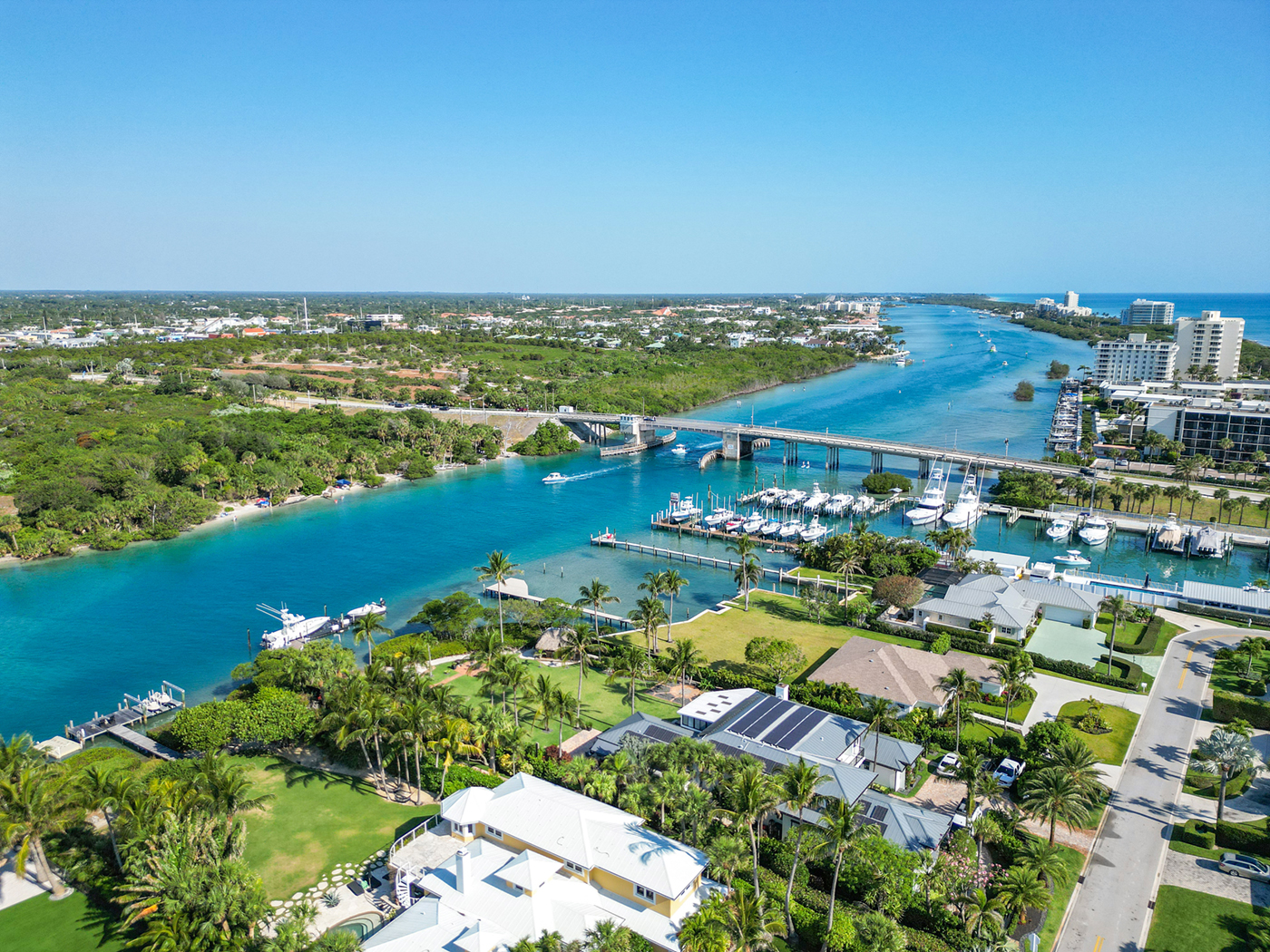 BoatersLogVol13No28DockDineIndulgePalmBeachCo-(2).jpg Florida has many great restaurants you can access by boat including Square Grouper in Jupiter, Fla.