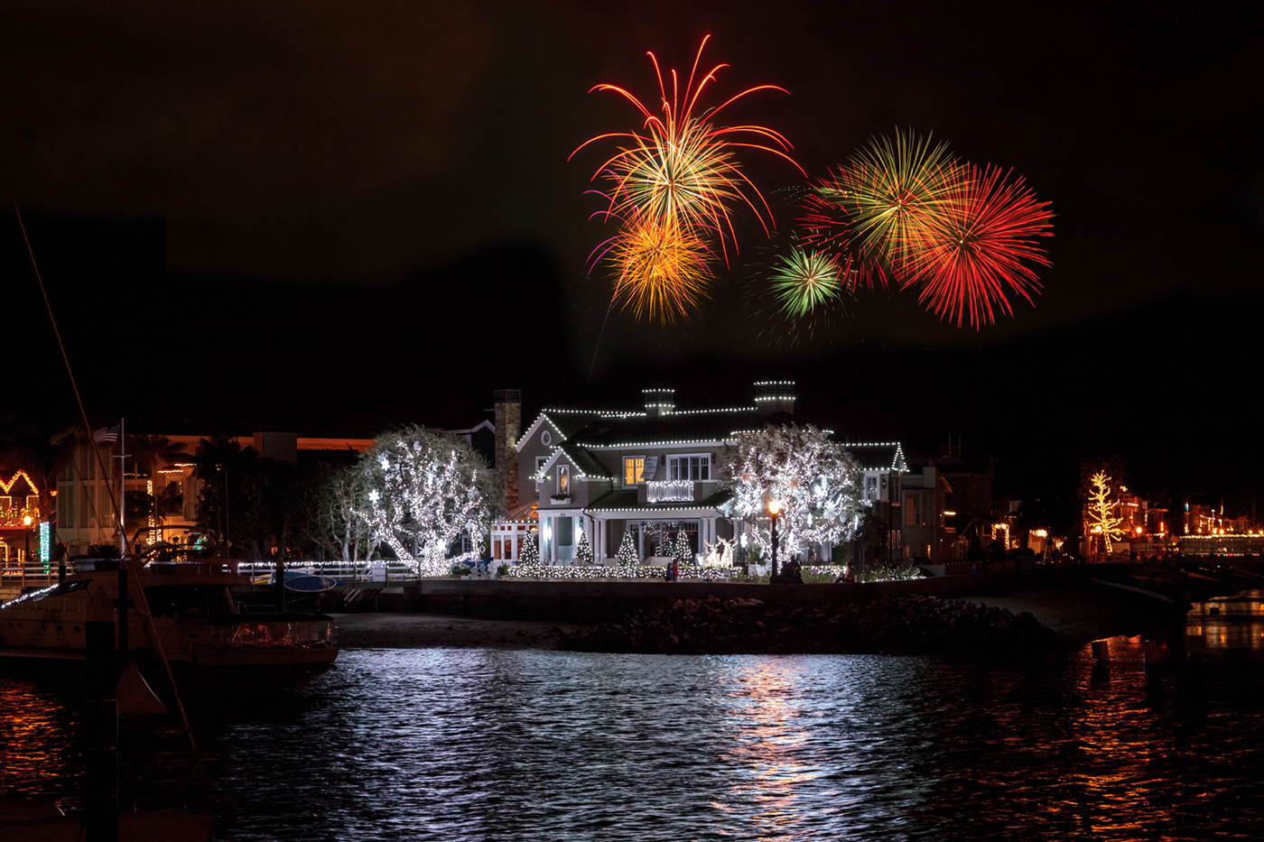 BoatersLogVol13No33HolidayDestinationsimage2-(1).jpg Newport Beach, Calif has many holiday celebrations.jpg